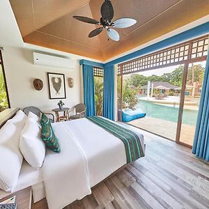 Deluxe King Room Pool Access